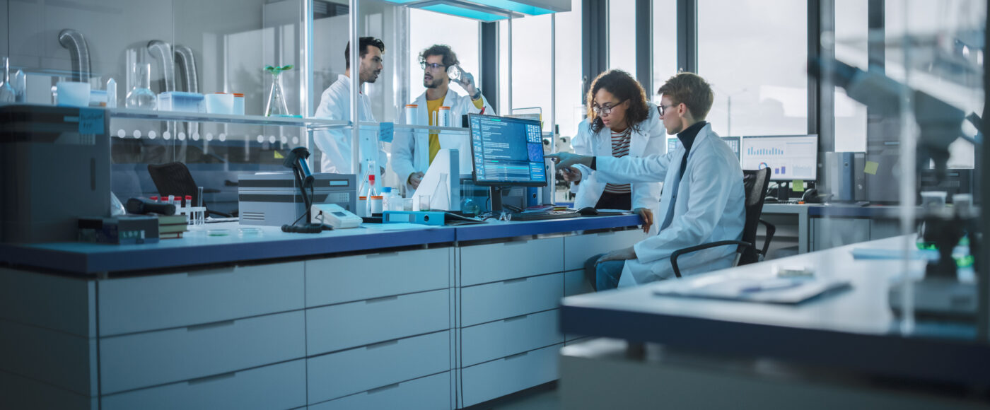 I Stock Horizon Europe two researchers carrying out labwork on computer